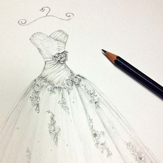 در طراحی لباس عروس با مداد توصیه می شود که طراحی اولیه با کمک مداد های کم رنگ کشیده شوند.